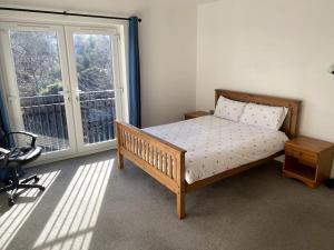 诺丁汉Huge Flat Sleeps 6+ free parking的一间卧室设有一张床和一个大窗户