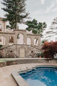 索伦托卡波圣福尔图纳塔农家乐的享有带游泳池的大楼的外部景致