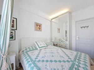 尼斯Nestor&Jeeves - SUITE FLORA - Promenade des Anglais - Central的白色卧室配有床和镜子
