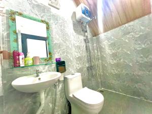 峰牙Little Rock Homestay的浴室配有白色卫生间和盥洗盆。