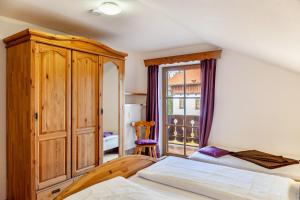 巴特科尔格鲁布Haus Alpenquelle Seeblick的一间卧室设有一张床和一个窗口