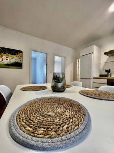 科尔多瓦Calahorra Experience的带白色桌子的房间,带厨房的房间