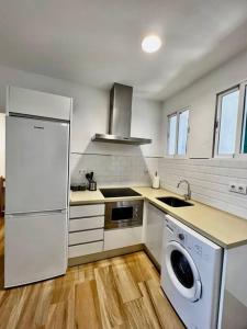 科尔多瓦Calahorra Experience的厨房配有白色冰箱和洗碗机。