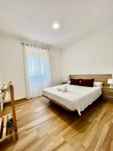 科尔多瓦Calahorra Experience的一间卧室设有一张大床,铺有木地板