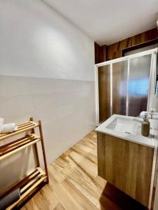 科尔多瓦Calahorra Experience的一间带水槽和淋浴的浴室