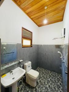 本托塔Rathna Villas的一间带卫生间和水槽的浴室