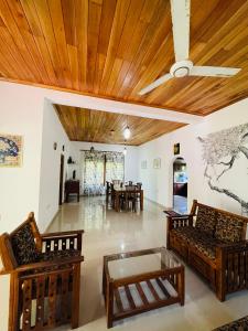 本托塔Rathna Villas的客厅设有木制天花板和桌子