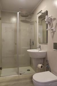 巴塔拉Casa da Alagoa的带淋浴、卫生间和盥洗盆的浴室