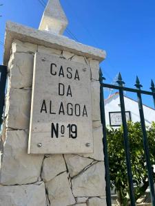 巴塔拉Casa da Alagoa的围栏旁石墙上的标志