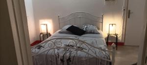 Basse-PointeKaz à joss的卧室配有带两盏灯的白色床