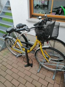 韦尔德Ferienwohnung Inselblüte的一辆黄色自行车,车上有一个篮子,停在人行道上