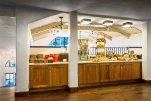 蒙特雷太平洋酒店的厨房配有带食物的柜台