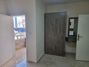 瓦迪穆萨Hospitality apartments的走廊设有木柜和窗户
