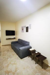 瓦迪穆萨Hospitality apartments的客厅配有蓝色的沙发和电视