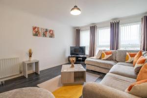 马瑟韦尔Park View-modern 2 bed apartment的带沙发和电视的客厅