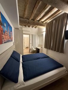 帕尔马Residenza Pezzani的卧室配有2个蓝色枕头