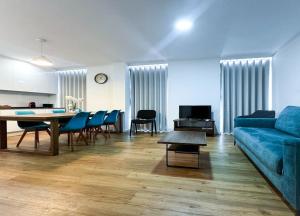 里斯本Lisboa Intendente 3Bedroom Apartment with Balcony的客厅配有蓝色的沙发和桌子