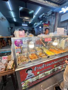 北革Impact-Don Mueang Bangkok Popular Condo C4的食品摊,有多种不同的食品