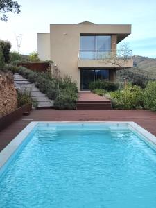VivèsLa sentinelle du Vallespir, Spa Sauna的房屋前有游泳池的房子