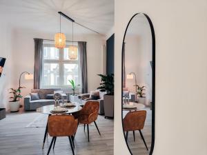 埃森o Loft Studio I 50qm I zentral & ruhig I Messe HBF nah的客厅配有镜子和桌椅