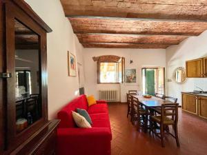 基安蒂格雷夫Il Cascino的客厅配有红色的沙发和桌子