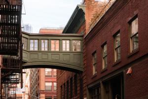 纽约Sonder Duane Street的两座砖砌建筑之间街道上的桥梁
