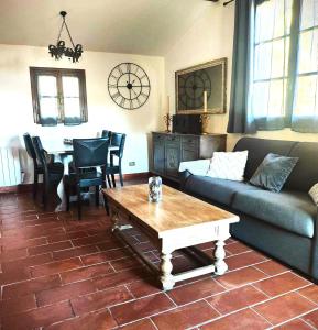 坎波罗索RIVIERA DOLCE VITA的客厅配有沙发和桌子