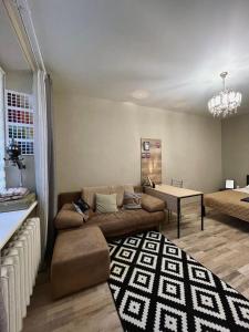基辅Apartment Kyiv的客厅配有沙发和桌子