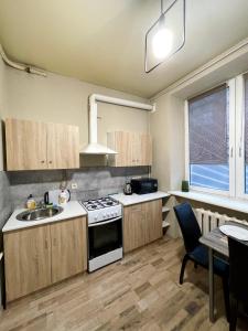 基辅Apartment Kyiv的厨房配有炉灶、水槽和桌子