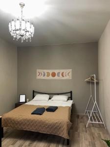 基辅Apartment Kyiv的一间卧室配有一张床和一个吊灯