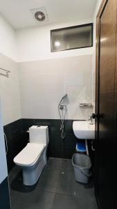 KondottiAyur Arogyam Rooms and Spa的一间带卫生间和水槽的浴室