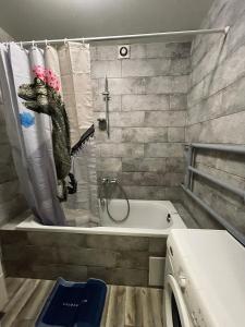 基辅Apartment Kyiv的浴室配有鳄鱼淋浴帘和浴缸