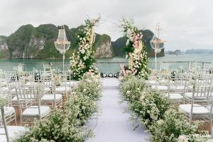 下龙湾Essence Grand Halong Bay Cruise 1的婚礼过道,带白色椅子和鲜花