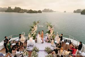 下龙湾Essence Grand Halong Bay Cruise 1的船上甲板上的婚礼仪式