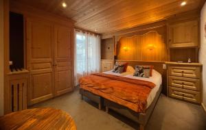 莫尔济讷克拉夫莎普酒店的一间卧室设有一张床和木墙