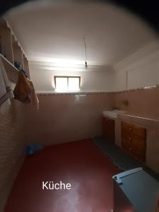瓦尔扎扎特Dar Sahara Ouarzazate的小房间设有水槽和窗户