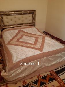 瓦尔扎扎特Dar Sahara Ouarzazate的一张带齐默床垫的床铺