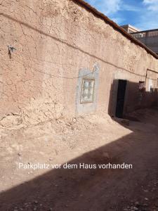 瓦尔扎扎特Dar Sahara Ouarzazate的一面有窗户的建筑