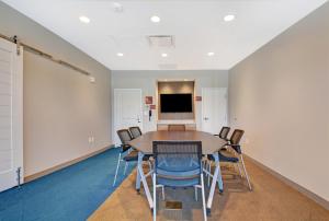 弗洛伍德TownePlace Suites by Marriott Jackson Airport/Flowood的一间会议室,配有桌椅
