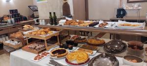 潘普洛纳阿尔伯雷特酒店的自助餐,包括多种不同的糕点和甜点