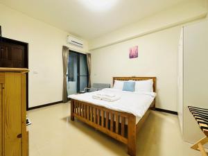竹北新竹比斯 Hsinchu Peace的一间卧室配有一张床和一台电视