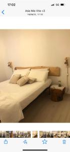 阿斯蒂B&B La Villarella dei Tulipani的一张带白色床单和枕头的床