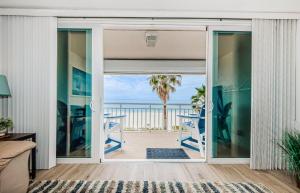 克利尔沃特Beach Happy的客厅设有滑动玻璃门,享有海景
