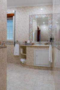 Quinta Vale Lameiros的一间带水槽和镜子的浴室