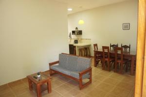 塔拉波托Casa habitacion, 4 dormitorios的一间带桌椅的客厅和一间用餐室
