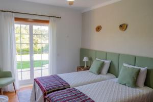 Quinta Vale Lameiros的一间卧室设有两张床和窗户。