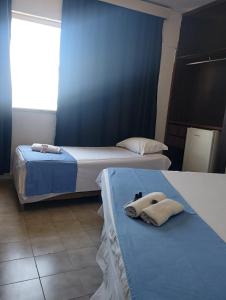 福塔莱萨Villa Del Sol Hotel Fortaleza的一间卧室配有两张带毛巾的床