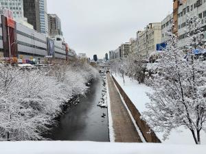 首尔LaonHajae的雪覆盖的城市河流