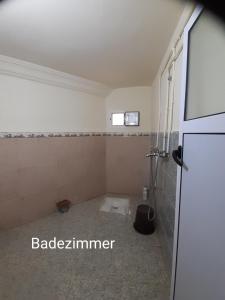 瓦尔扎扎特Dar Sahara Ouarzazate的一间空浴室,里面设有厕所