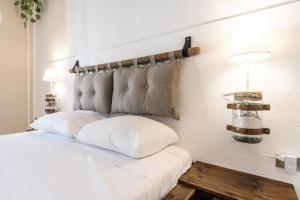 特拉尼B&B Camera a Sud Iris的卧室配有白色的床和床头板